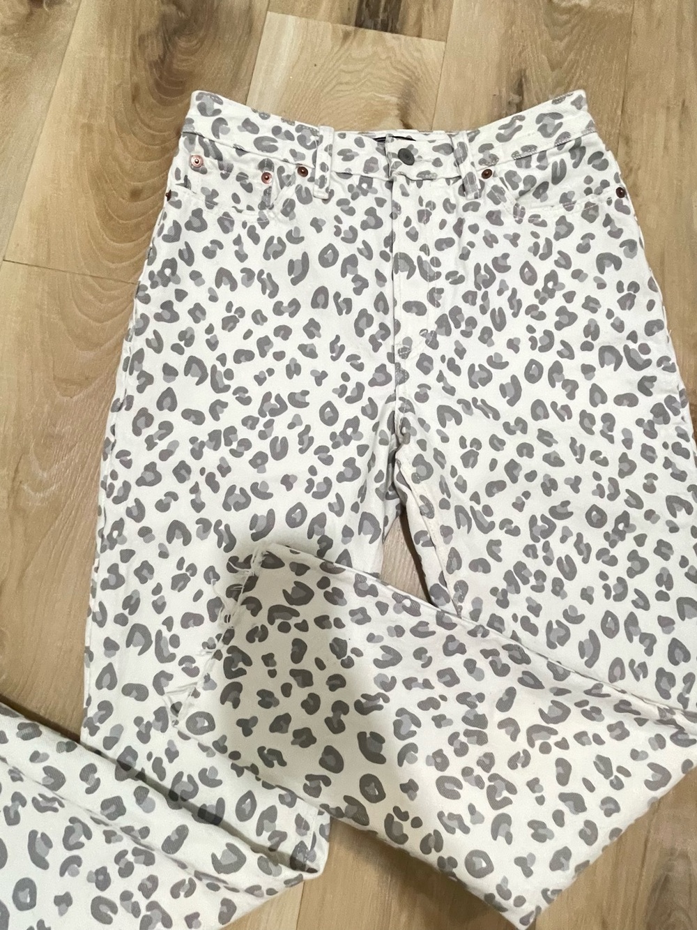 Abercrombie & Fitch Leopard Print mom Jeans - Picture 3 of 10